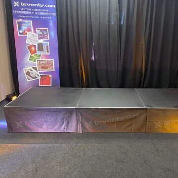 [Vidéo] Comment assembler une scène en praticable à pieds pliables ?