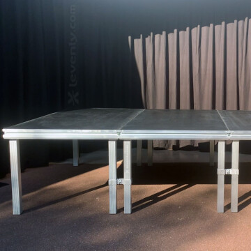 [Vidéo] Comment monter une scène en praticables scéniques ?