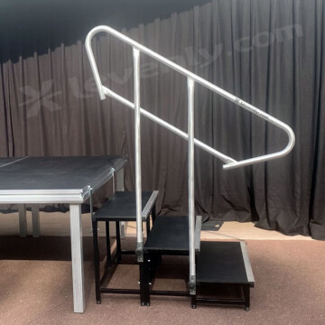 [Vidéo] Comment monter un escalier avec garde-corps pour praticables scéniques ?