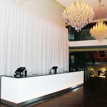 Avec les pendrillons, créez des espaces originaux pour vos réceptions, séminaires et événements d’entreprise ! Avec les pendrillons, créez des espaces originaux pour vos réceptions, séminaires et événements d’entreprise !