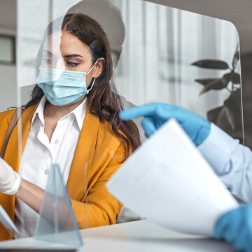 Coronavirus : comment protéger un espace de travail ou un commerce avec les parois en plexiglas/PVC Coronavirus : comment protéger un espace de travail ou un commerce avec les parois en plexiglas/PVC