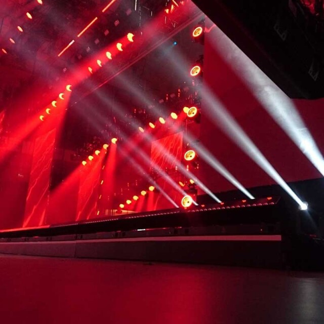 Réaliser de Sublimes Shows Lumières avec nos solutions de projecteurs scéniques Réaliser de Sublimes Shows Lumières avec nos solutions de projecteurs scéniques