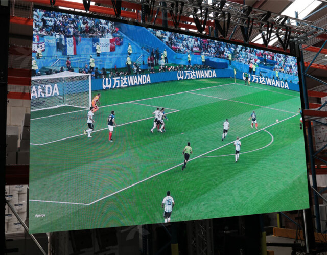 Retransmission vidéo d'un match de football sur écran géant, par Visiovery Evenement