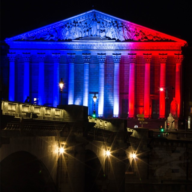 L'éclairage architectural de l'Assemblée National aux couleurs de notre drapeau Bleu Blanc Rouge