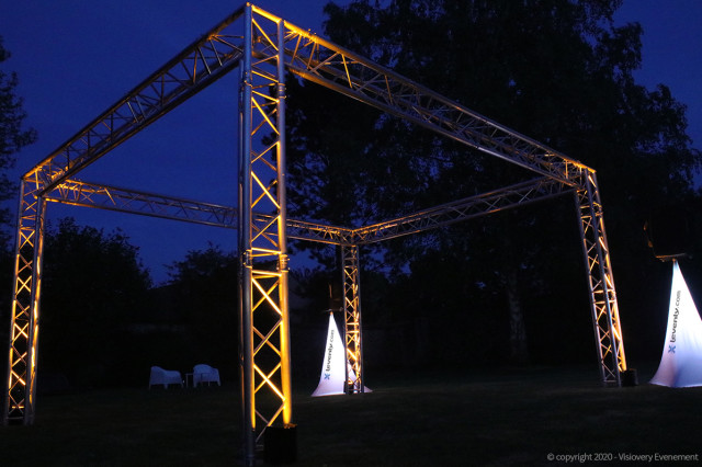 Grill de structure autoporté pour un lieux de réception, éclairé par 4 projecteurs sur batteries